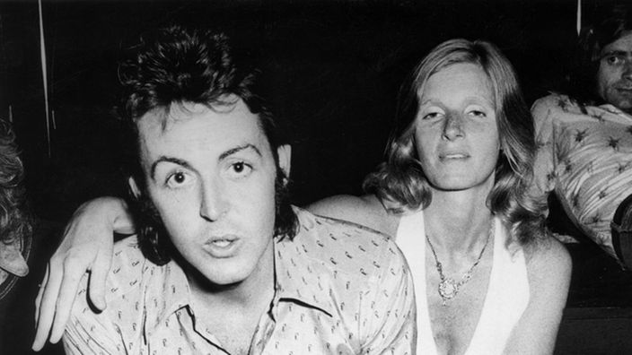 Paul und Linda McCartney 1972 in Paris (s/w)