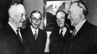 Bundeskanzler Konrad Adenauer (r.) am 7. April 1953 mit US-Präsident Dwight D. Eisenhower (v.l.), dem Hochkommissar der USA in der BRD, James B. Conant, und Außenminister John Foster Dulles im Weißen Haus in Washington
