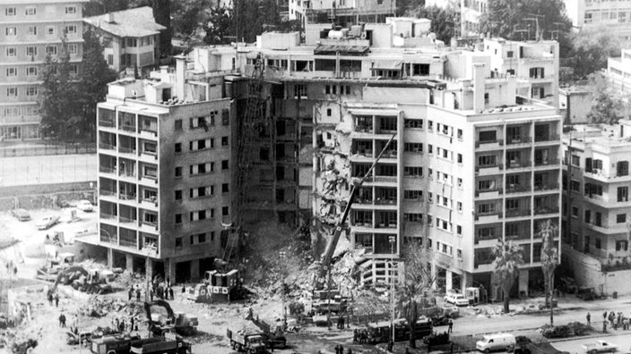 Das am 18.04.1983 durch einen Bombenanschlag zerstörte Gebäude der US-Botschaft in Beirut (Aufnahme vom 21.04.1983)