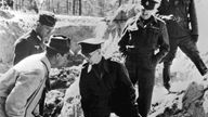 Bei der Besichtigung der Gräber von Katyn 1943: (v. l. n. r.) ein deutscher Offizier als Dometscher, ein Beamter des Propagandaministeriums (in Zivil), zwei kriegsgefangene Angehörigen der britischen Armee, Captain Gilder und Oberstleutnant Stevenson und ein mit Namen nicht geannter deutscher Offizier