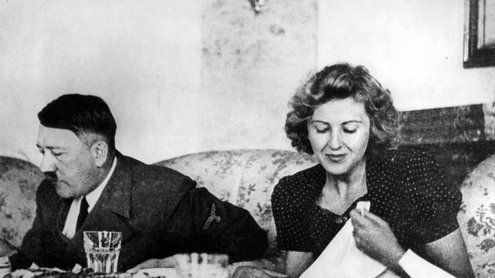 Adolf Hitler mit seiner Lebensgefährtin Eva Braun beim Essen (undatierte Aufnahme)