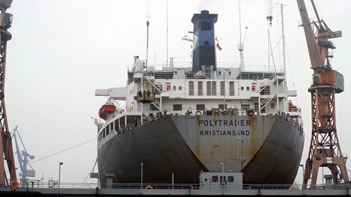 Frachter "Polytrader" in Dock 17 der Werft Blohm + Voss (Foto s/w)