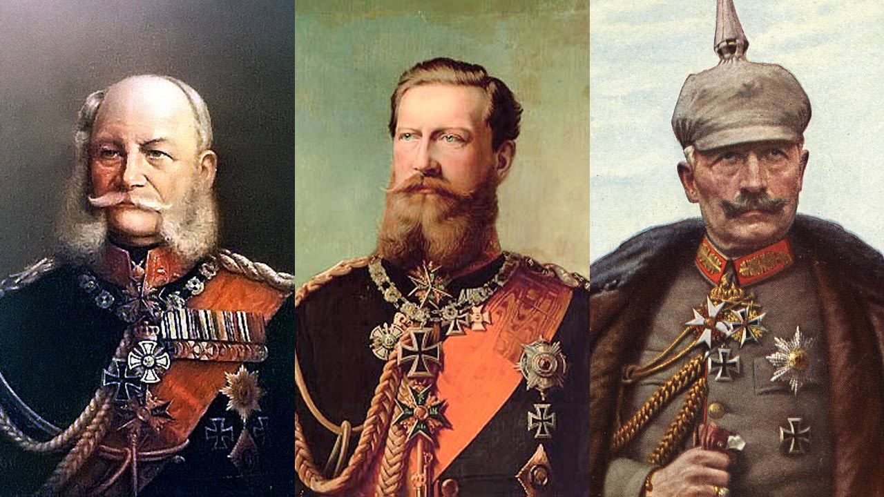 Porträts (von links) Kaiser Wilhelm I., Kaiser Friedrich III., Kaiser Wilhelm II., jeweils in ordensgeschmückter Uniform