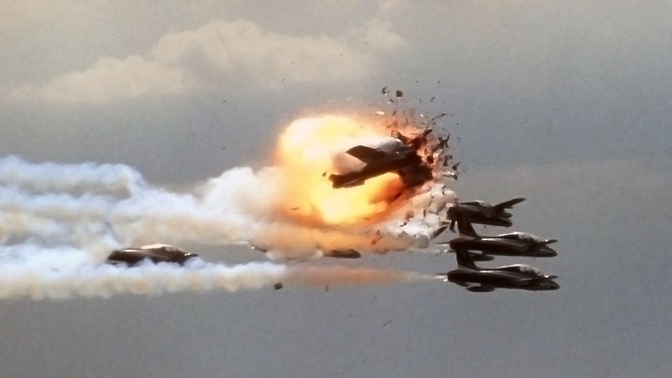 Feuerball um Flugzeug nach Crash mit Maschinen der Frecce Tricolori