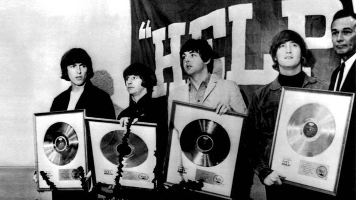 Beatles bei Verleihung der 1. Goldener Schallplatte für "Help" am 31. August 1965       
