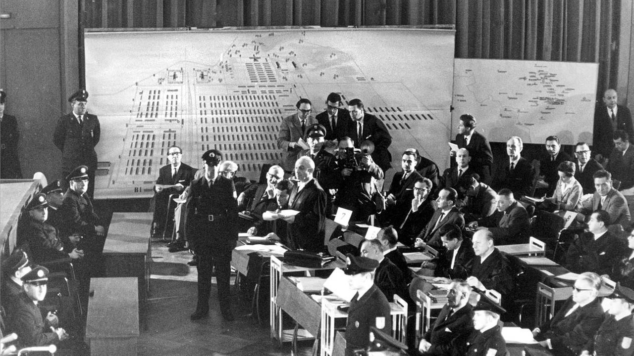Blick auf die Angeklagten des Frankfurter Auschwitz-Prozesses am 20.12.1963 