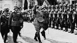 Hitler schreitet eine Ehrenkompagnie der Wehrmacht in Goslar 1934 ab