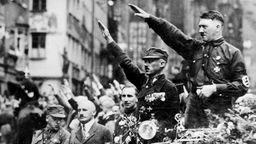 Hitler nimmt während des 3. Reichsparteitages der NSDAP (erstmals in Nürnberg) eine Parade ab