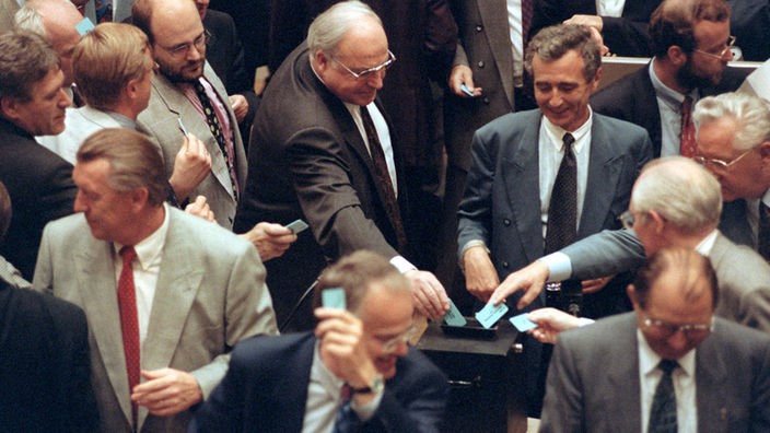 Bundeskanzler Helmut Kohl (CDU) und andere Politiker stimmen am 26.05.1993 über ein neues Asylrecht ab