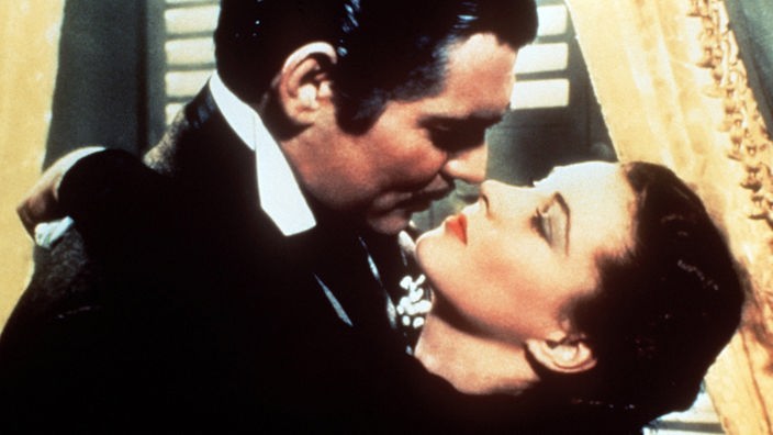 Rhett Butler (Clark Gable) umarmt in dem Filmklassiker Vom Winde verweht von 1939 Scarlett O'Hara (Vivien Leigh).
