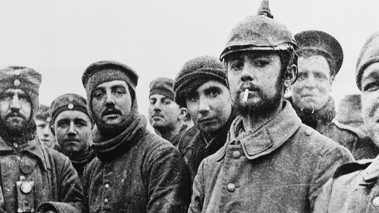 Britische und deutsche Soldaten an der Westfront während des inoffiziellen Weihnachtsfriedens (Dezember 1914)