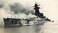 Der deutsche Panzerkreuzer Admiral Graf Spee sinkt am 17.12.1939 vor dem Hafen von Montevideo