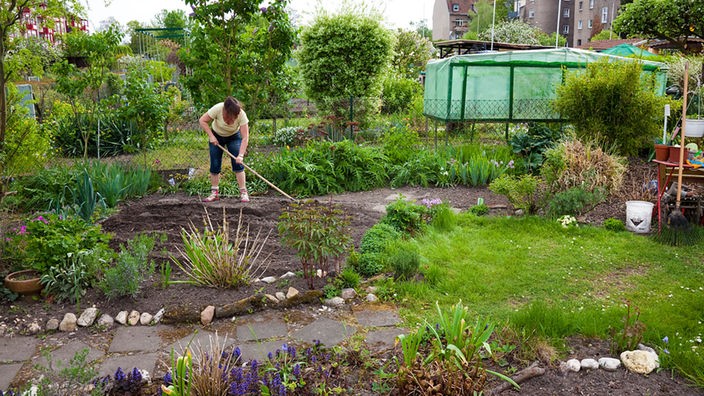 Eine Frau bei der Gartenarbeit.