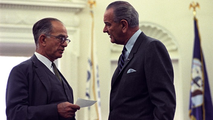 William Fulbright (li.) mit US-Präsident Johnson, 1968