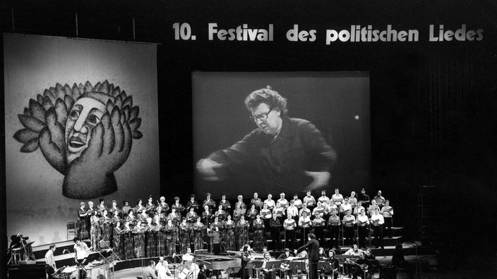 Ein Orchester beim Festival des politisches Liedes