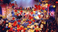 Bunte Luftballons regnen bei der Fernseh-Fastnachtssitzung "Mainz bleibt Mainz, wie es singt und lacht " auf die Zuschauer herunter.