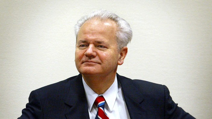Serbenführer Slobodan Milosevic vor dem UN-Kriegsverbrechertribunal in den Haag am 13.02.2002