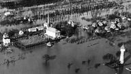 Luftaufnahme des unter Wasser stehenden Hamburger Stadtteils Neuenfelde am 18.02.1962.