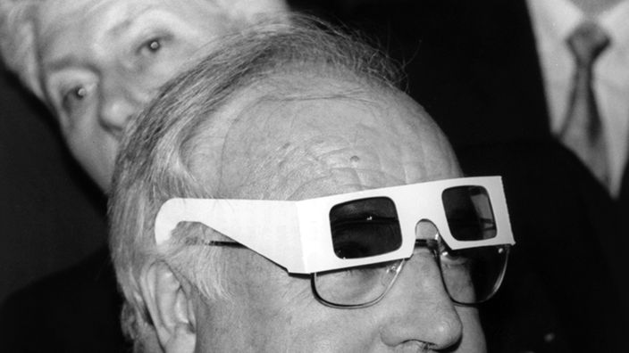 CDU-Chef Helmut Kohl mit aufgesetzter 3D-Brille (s/w-Foto 1982)