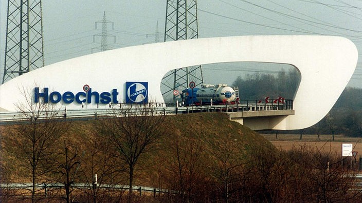 Die Zufahrt zum Tor Süd des Frankfurter Chemiekonzerns Hoechst AG am 16.3.1993.