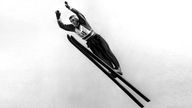 Der Thüringer Skispringer Helmut Recknagel mit vorgereckten Armen in der Luft (Aufnahme vom 01.01.1958)