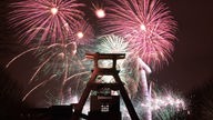 Feuerwerk im Vordergrund Förderturm der Zeche Zollverein