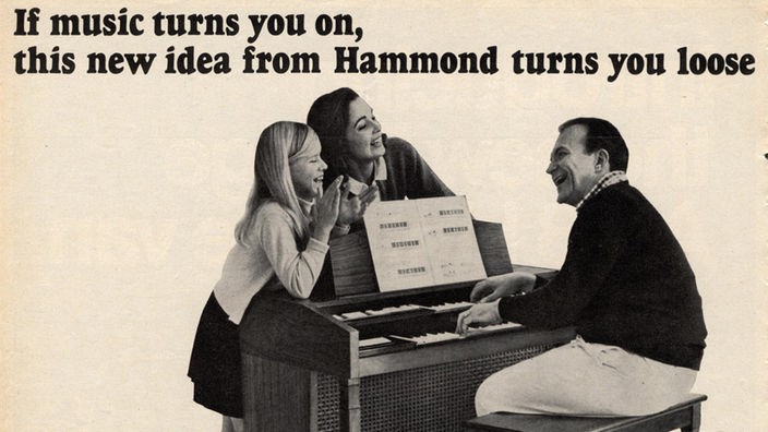 Familie an der Hammond-Orgel