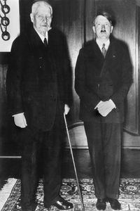 Generalfeldmarschall und Reichspräsident Paul von Hindenburg (l.) und Adolf Hitler nach dessen Ernennung zum Reichskanzler am 30.01.1933
