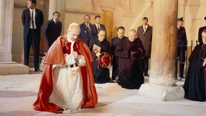 Papst Paul VI. kniet im Kreis auf dem Berg Sion in Israel
