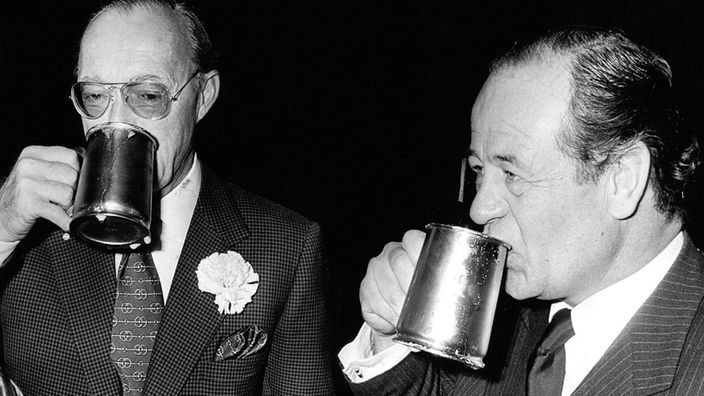 Alfred Heineken (re.) mit Prinz Bernhard, beide Bier trinkend