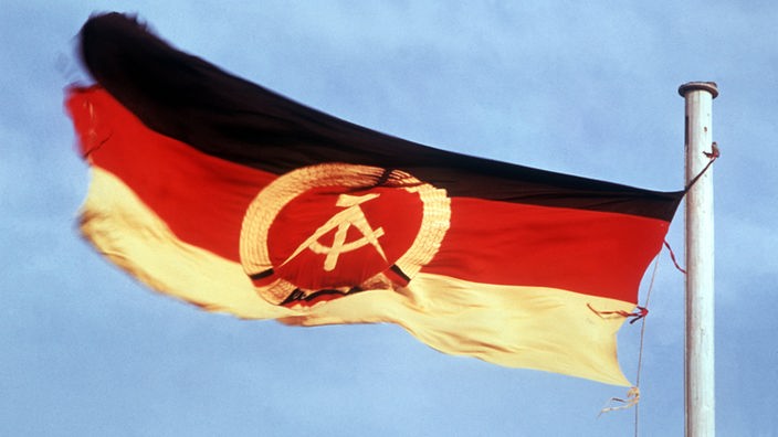 DDR-Flagge flattert im Wind