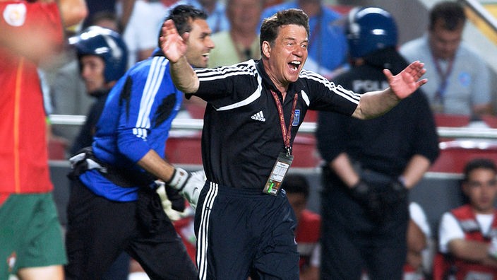 Trainer Otto Rehhagel nach dem Final-Sieg bei Fußball-EM 2004