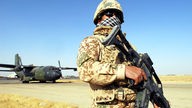 Ein Bundeswehrsoldat sichert das Flugfeld von Masar-e-Scharif im Norden Afghanistans (Aufnahme von 2006)