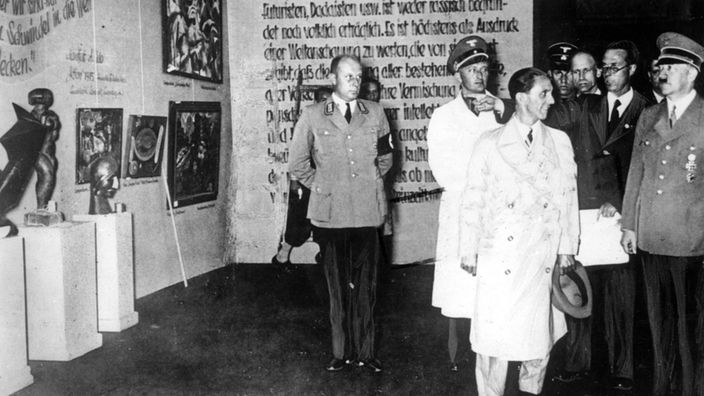 Goebbels und Hitler vor Bildern der Ausstellung "Entartete Kunst"