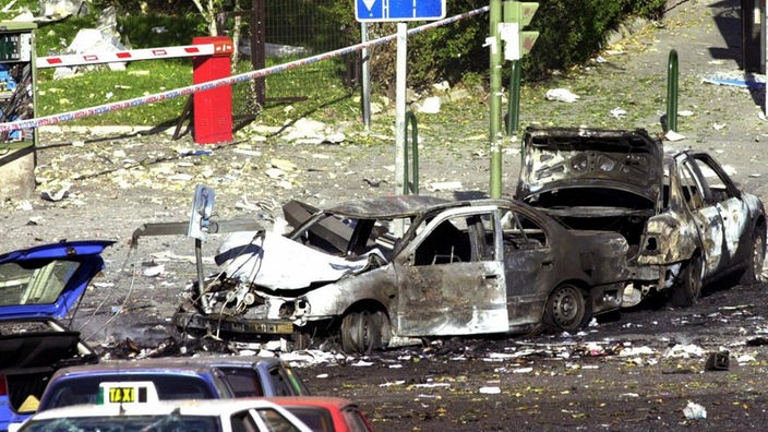 Bombenanschlag der ETA am 30.10.2000: Der Richter Francisco Querol Lombardero vom obersten spanischen Gerichtshof sowie dessen Fahrer und ein Leibwächter verbrennen in ihrem Dienstwagen