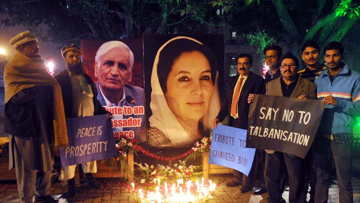 Pakistani mit Benazir-Bhutto-Bild nach deren Ermordung 2007