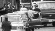 Austausch von 27 Agenten an der Glienicker Brücke in Berlin: Die vier in den USA verurteilten Ost-Spione verlassen am 11.06.1985 einen US-Bus