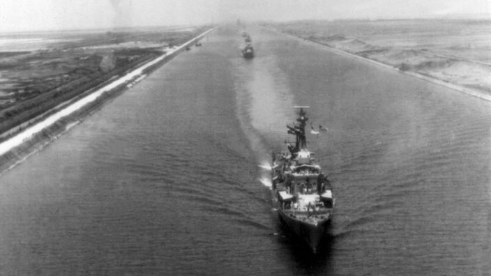 An Bord des Zerstörers "6. Oktober" führte der ägyptische Staatspräsident Anwar El Sadat am 5. Juni 1975 den ersten offiziellen Schiffskonvoi auf dem seit Juni 1967 ungenutzten Suez-Kanal an