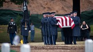 Bestattung von Navy-Offizier in Arlington, Sargtäger mit US-Fahne