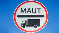 Hinweisschild für die Autobahngebühr für Lastwagen