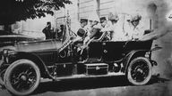 Erzherzog Franz Ferdinand (h.r.) mit seiner Gemahlin Sophie in einem offenen Wagen am 28.06.1914 in Sarajewo