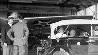 US-Präsident Franklin D. Roosevelt besucht Langley Field: Sein Auto steht am 29.07.1940 in einem Hangar der NACA.