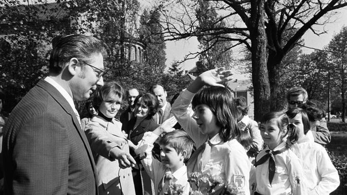 DDR-Politiker Werner Lamberz 1974 bei Empfang von Jungen Pionieren (s/w)
