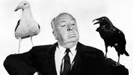 Alfred Hitchcock mit Möven auf seiner Schulter, "Die Vögel"