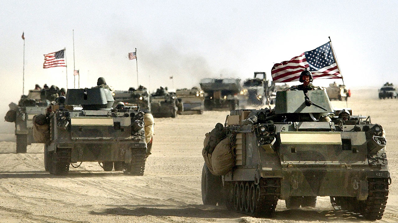 US-Einheiten rücken am 18. März 2003 mit Panzern in der kuwaitischen Wüste in Richtung irakischer Grenze vor