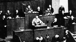 Adolf Hitler am 23. März 1933 bei seiner ersten Rede vor dem Reichstag nach der Machtübernahme