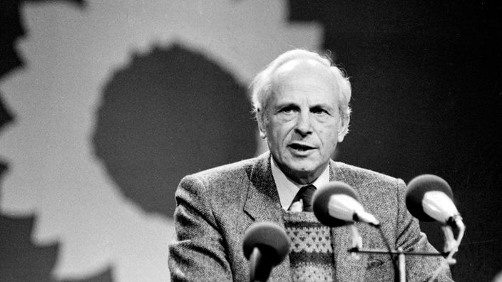 Gert Bastian (Grüne) spricht am 18.11.1983 auf dem Parteitages in Duisburg 