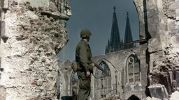 US-Soldat in den Trümmern der Kölner Altstadt nach der Einnahme am 07.03.1945