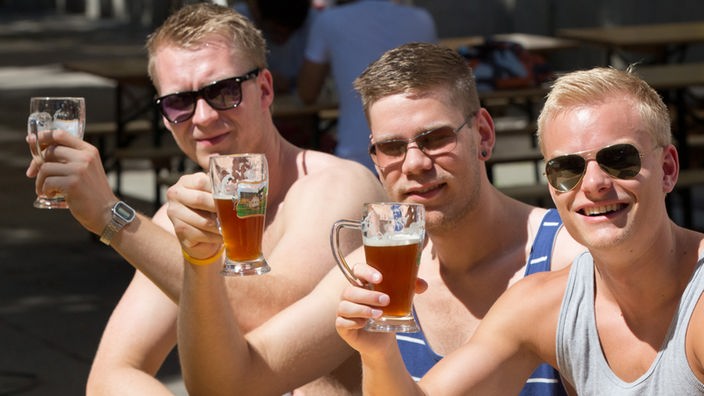 Drei junge Männer beim Biertrinken 