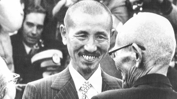 Der 52jährige Geheimdienst-Leutnant Hiroo Onoda wird am 12. März 1974 auf dem Flughafen von Tokio von seinen Eltern begrüßt